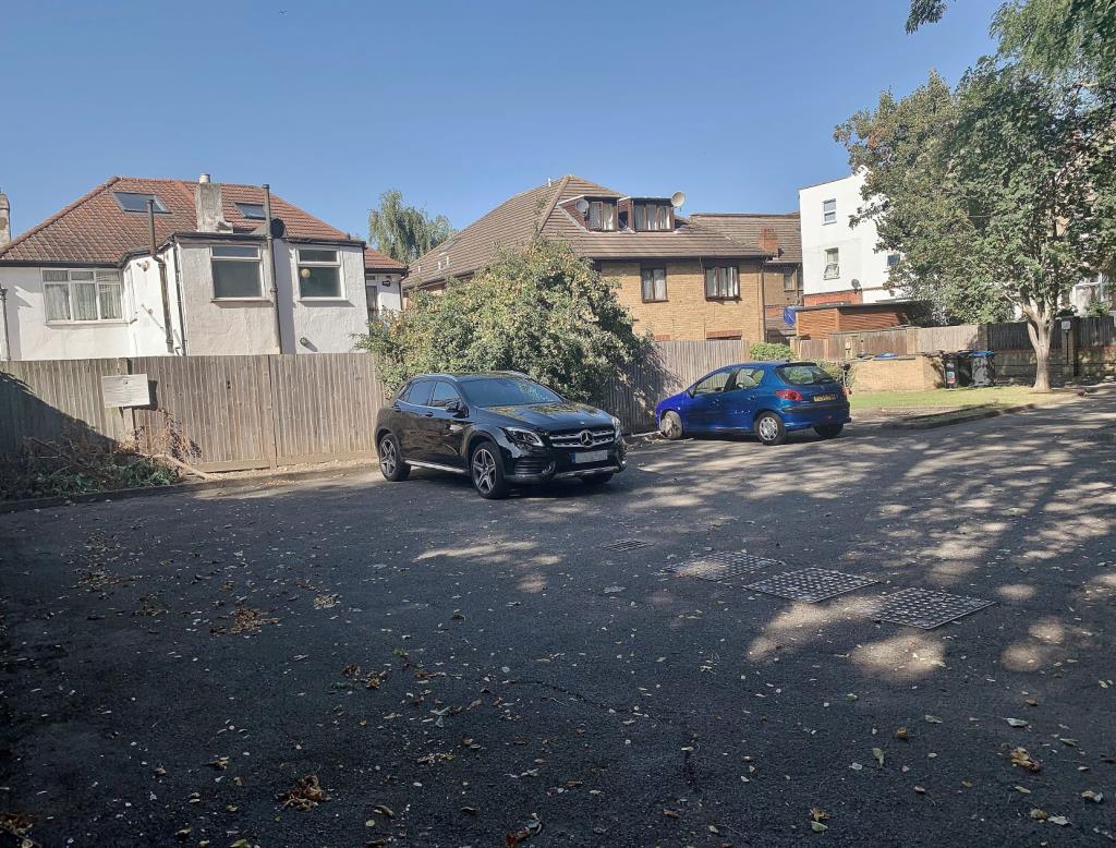 Lot: 74 - TENANTED ONE-BEDROOM FIRST FLOOR FLAT -